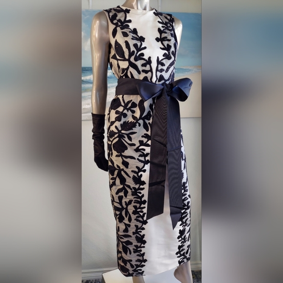 *$8,000 OSCAR DE LA RENTA WHITE SILK BLACK FLORAL EMBROIDERED RUNWAY GOWN US L - Picture 4 of 15